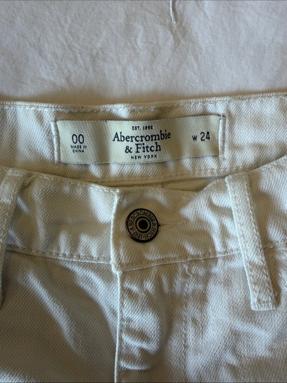 ABERCROMBIE & FITCH White Denim Shorts - Picture 3 of 3